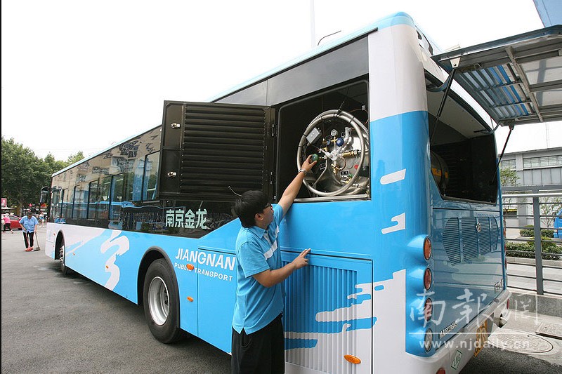 156辆lng清洁能源车亮相将投入8条亚青公交专线运营