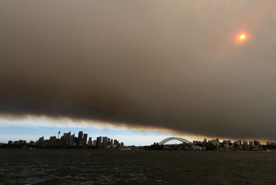 澳大利亚新州山火肆虐烟雾弥漫悉尼成“雾都”