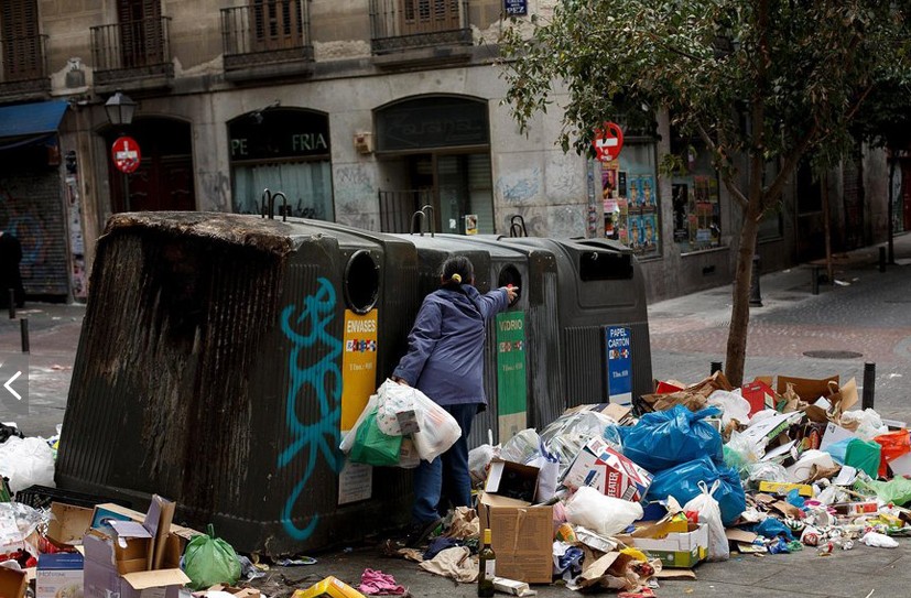 环卫工不满裁员减薪计划罢工马德里垃圾如山沦为“臭都”