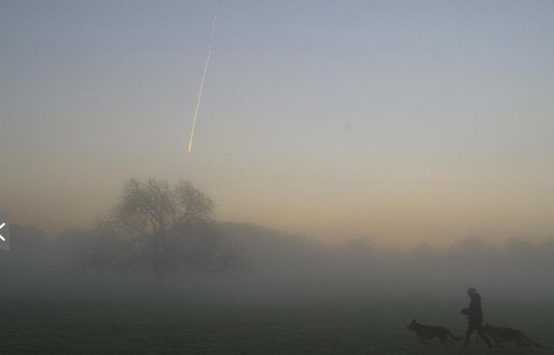 伦敦被严重大雾天气包围带来交通不便与仙境般美景