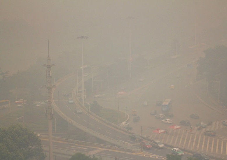 雾霾中的城市与村庄污染物下的艰难呼吸