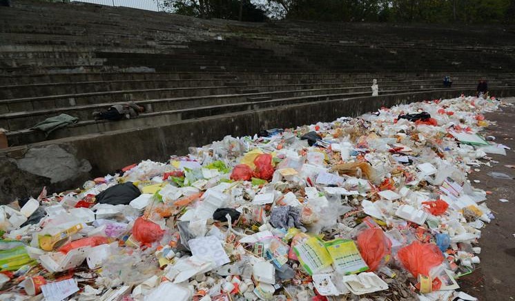 广西南宁体育场变成“垃圾场”