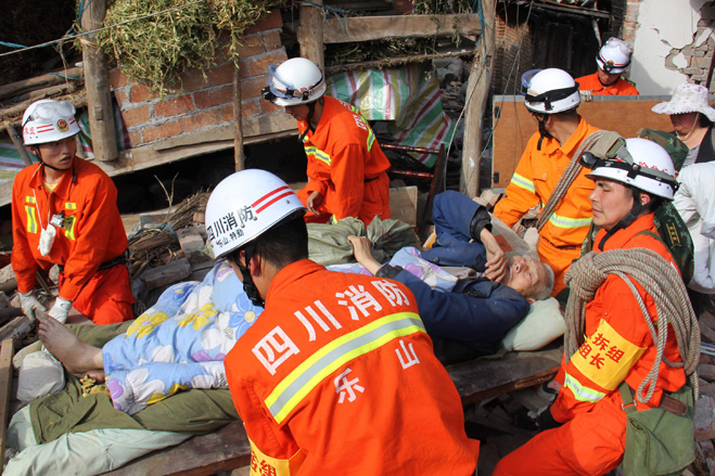 四川省4月20日发生强烈地震，受灾最严重的雅安市100多人遇难，上万人受伤，救援人员正竭尽全力搜救幸存者，并向大量受灾者供给物资。