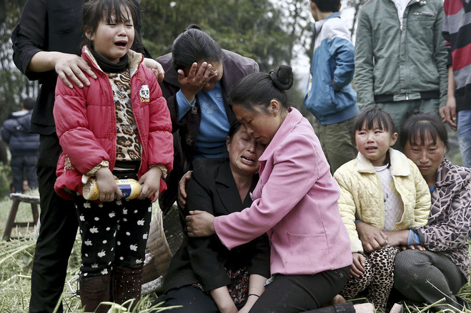 四川省4月20日发生强烈地震，受灾最严重的雅安市100多人遇难，上万人受伤，救援人员正竭尽全力搜救幸存者，并向大量受灾者供给物资。